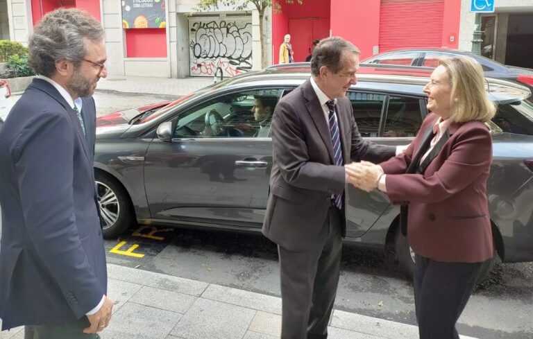 Caballero pide o cesamento de Ángeles Vázques por “ineptitude” nas válvulas Eiras