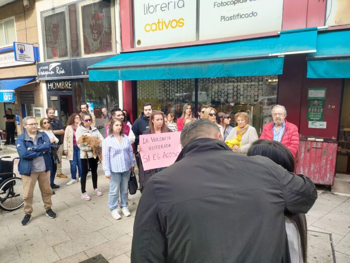 Os pais que denunciaron suposto acoso escolar á súa filla de cinco anos en Vigo, arroupados por outras familias nunha concentración nas inmediacións do colexio.