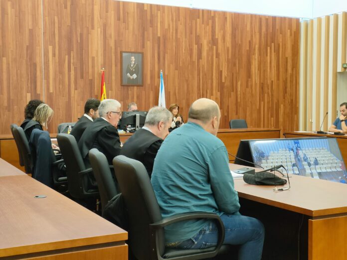 Xuízo a José Luís M.C., con camisa verde, acusado os delitos de asasinato e tenencia ilícita de armas, tras disparar a outro home no barrio vigués de Coia, en abril de 2024.