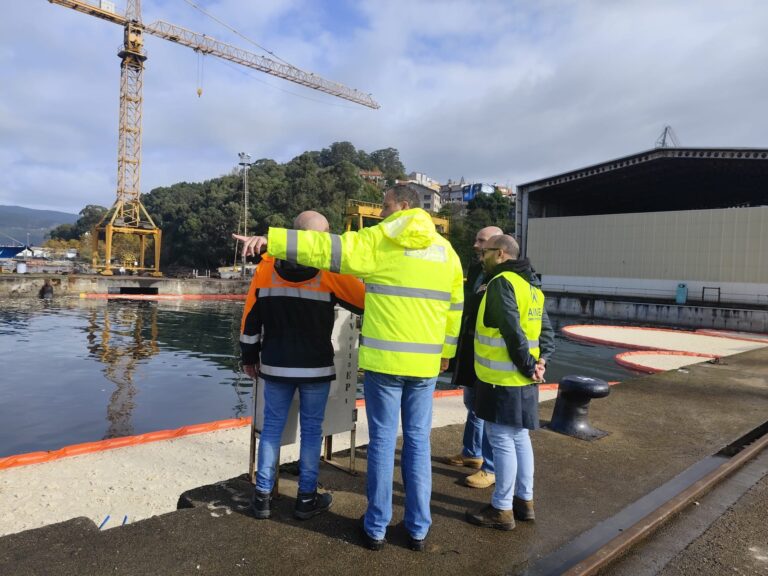 Recollen xa o 75% do aceite de palma vertido no porto de Vigo