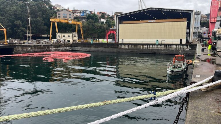 Retiran 94 métros cúbicos de aceite das praias afectadas pola vertedura en Vigo