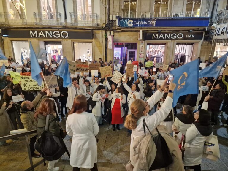 Centos de médicos reclaman en Vigo un estatuto propio: “Non queremos atendervos mal nin con pouco tempo”