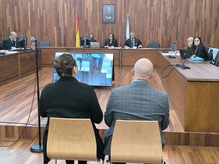 O TSXG absolve á condutora condenada polo incendio dun bus de Vitrasa e rebaixa a pena ao seu compañeiro