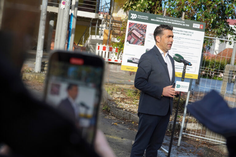 A Deputación lamenta que Caballero non asistise á presentación da reforma da piscina de Teis por estar Luisa Sánchez