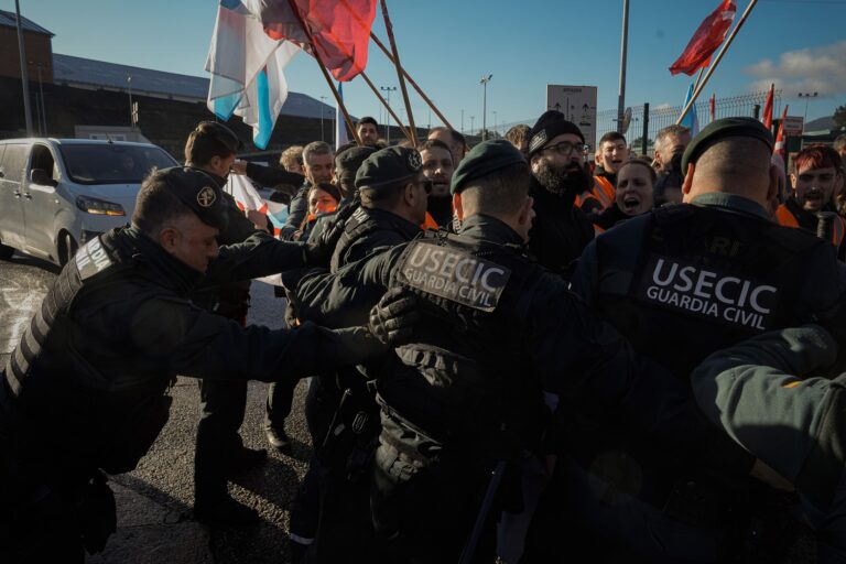 Tensión coa Garda Civil na folga polas condicións “indignas” de Amazon