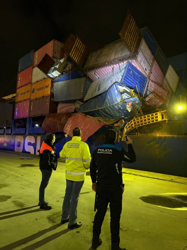 O temporal provoca o atraque en Vigo dun gran portacontedores que sufriu un corremento de carga