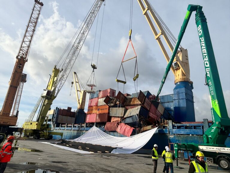Arrinca en Vigo unha complexa operación para estabilizar a carga do portacontedores ‘María Francisca’