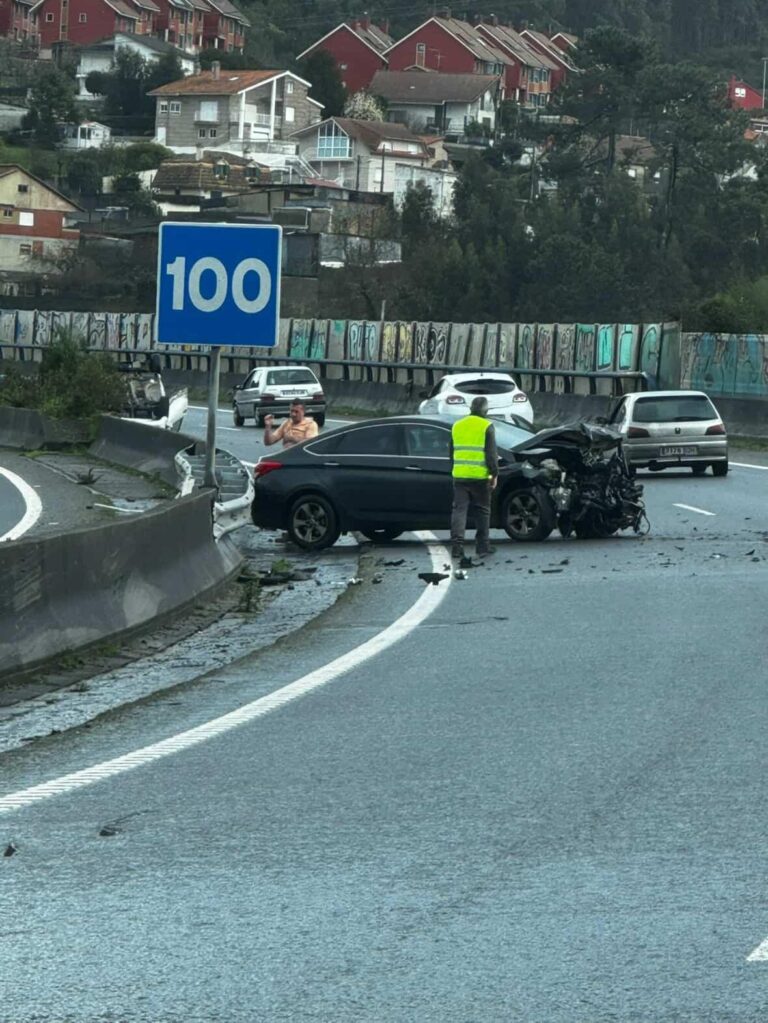 Un aparatoso accidente na VG-20 de Vigo sáldase, de milagre, sen feridos