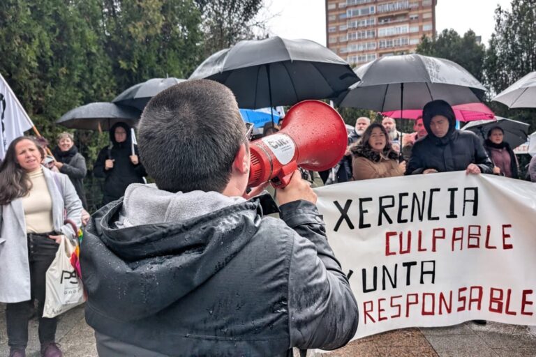 Protesta pola sanción a unha traballadora que alertou dunha mala praxe nunha escola infantil