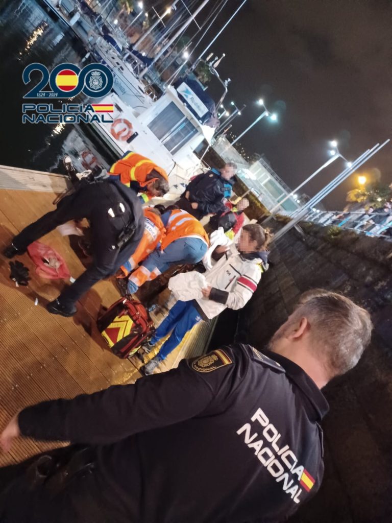 Un axente en prácticas salva do afogamento a un vendedor de drogas que caeu no porto ao tentar fuxir