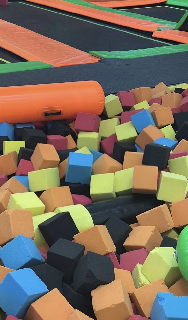 Ferido grave un home de 35 anos tras lanzarse de cabeza nun parque de camas elásticas en Nigrán