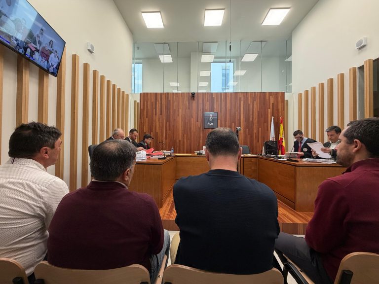 O xefe de equipo rompe a chorar no xuízo polo operario morto en Cardama: “Lévoo cargando estes anos”