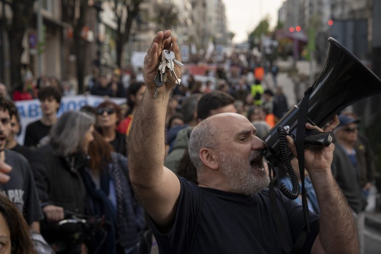 Centenares de persoas maniféstanse en Vigo para esixir o “dereito a teito” ante a emerxencia habitacional