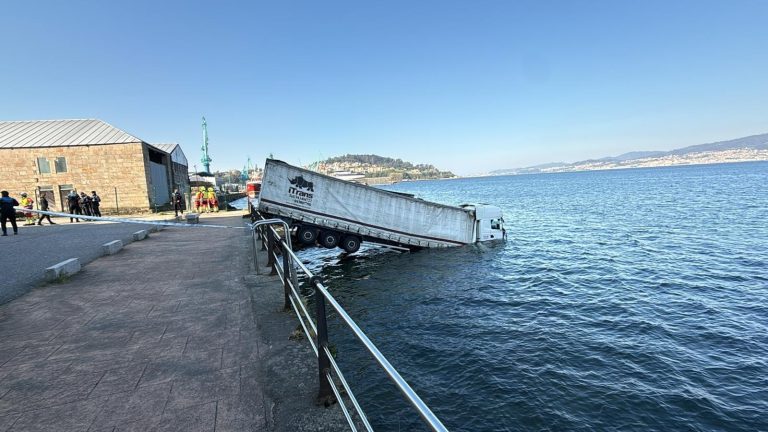 Así acabou un camión en Teis tras perder os freo e “arrasar” con cinco coches