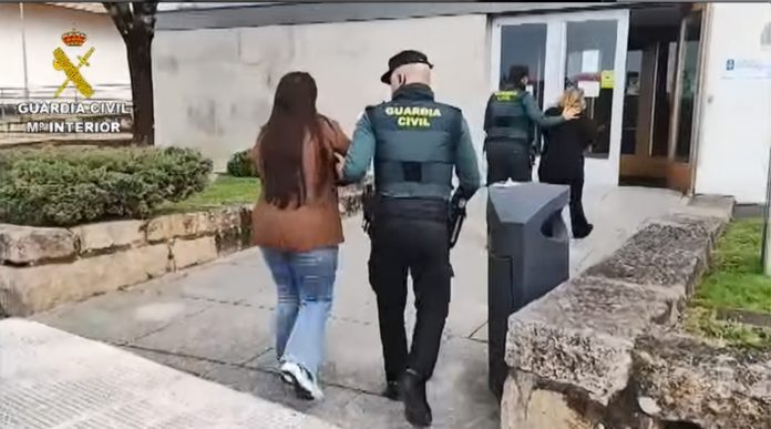 Garda Civil Porriño acompaña as detidas ás dependencias policiais | Foto Guardia Civil Porriño
