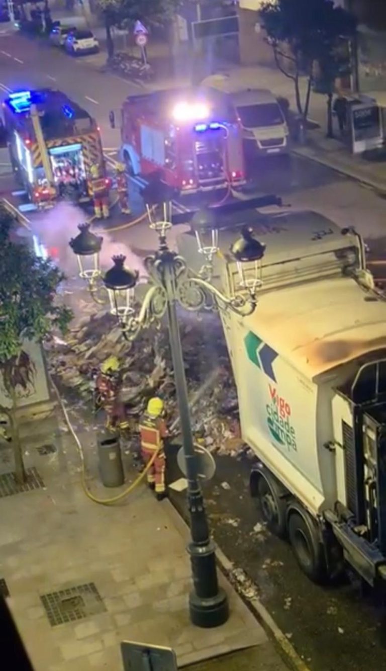 Un camión do lixo arde de madrugada en plena rúa García Barbón en Vigo