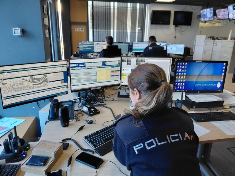 A Policía Nacional de Vigo auxilia a un home que pretendía quitarse a vida nunha praia de Teis