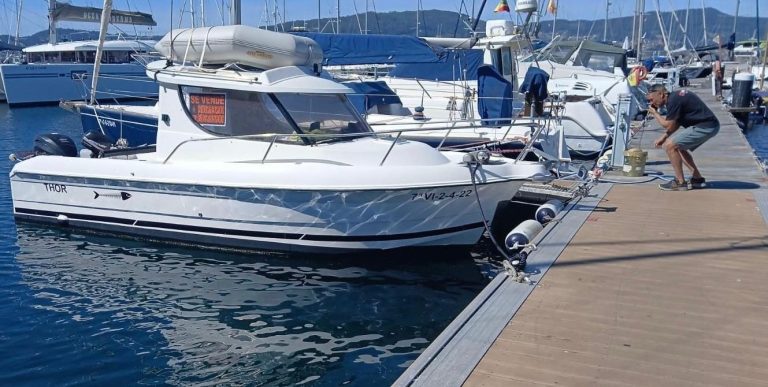 Remolcado a Vigo un iate que quedou sen propulsión no medio da ría