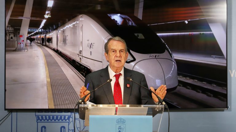 Abel Caballero aclara un “erro” do Goberno e garante que os prazos do AVE por Cerdedo se manteñen