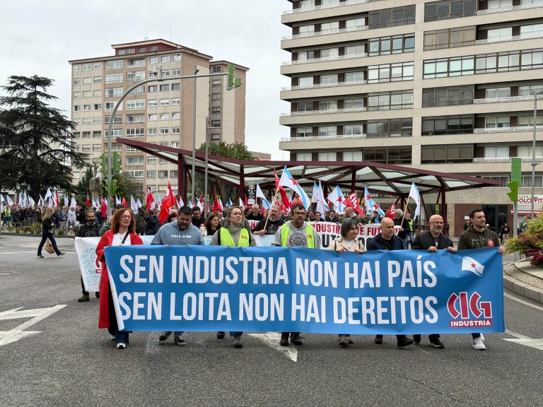 Centenares de persoas maniféstanse en Vigo pola “crise industrial” que atravesa o país