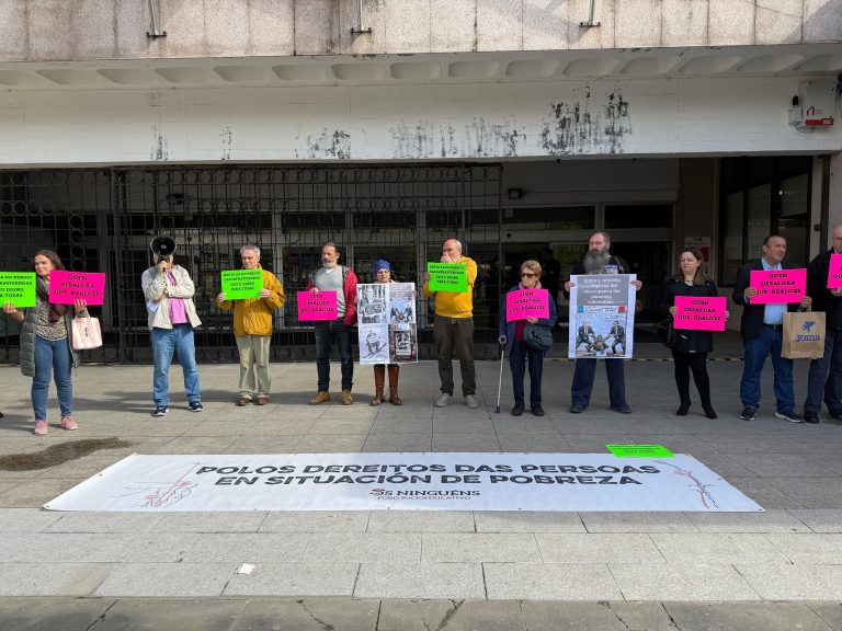 Colectivos sociais piden en Vigo habitacións para 30 persoas sen fogar tras ser desaloxados dunha nave de Beiramar