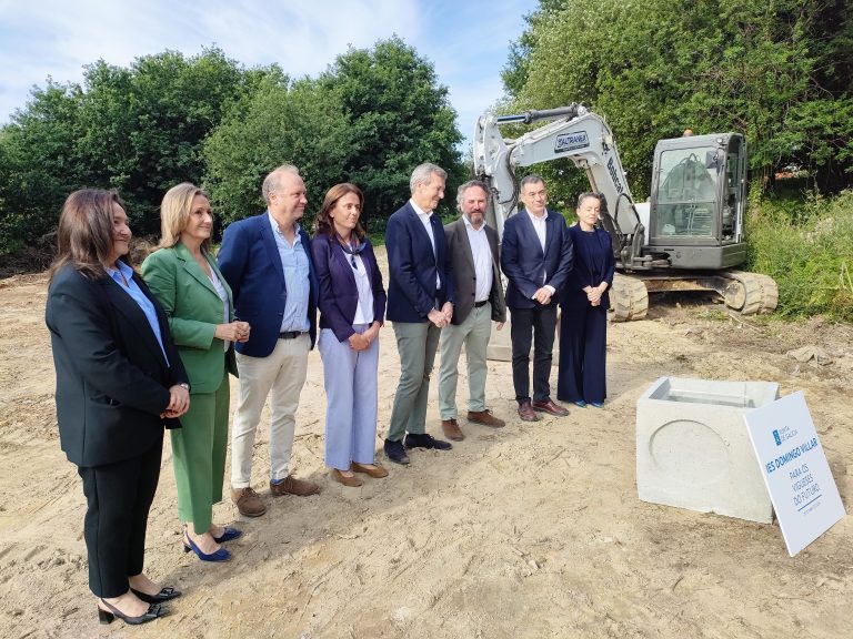 Rueda inaugura as obras do IES Domingo Villar de Vigo con protestas pola folga de educación