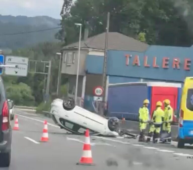 Unha persoa ferida tras envorcar co seu coche en Mos