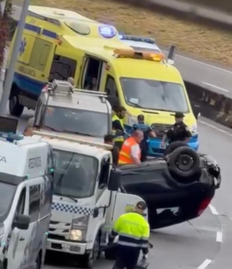 Un ferido tras envorcar co seu coche na avenida Arquitecto Antonio Palacios en Vigo