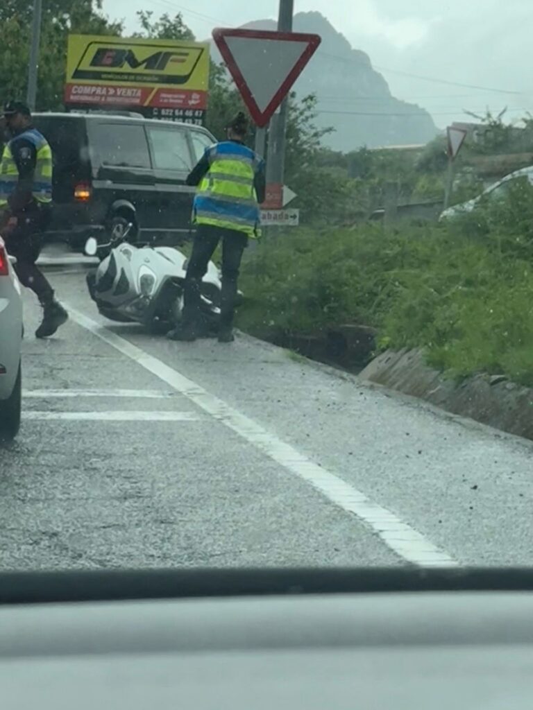 Dous motoristas feridos en senllas colisións con turismos en Vigo