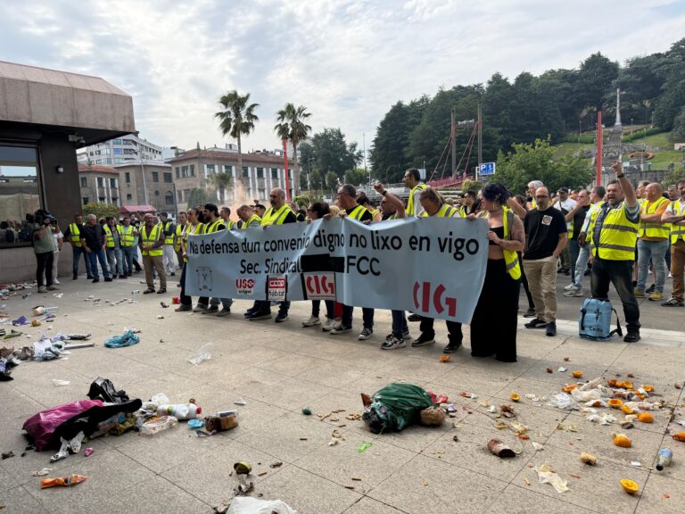 Centos de traballadores do lixo colapsan a Praza do Rei e esixen ao Goberno de Vigo que interveña ante a concesionaria