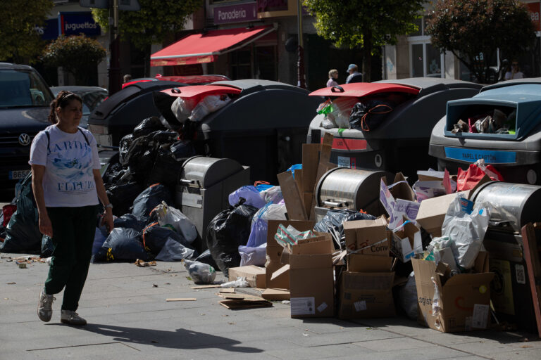 A folga do lixo en Vigo cumpre tres días coas rúas saturadas por máis de 840 toneladas de residuos