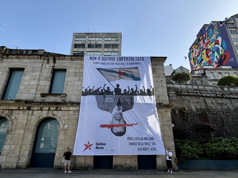 Galiza Nova desprega unha gran faixa, que logo retirou, contra o desfile das Forzas Armadas en Vigo