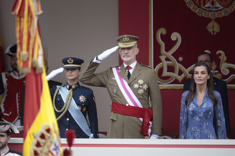 Os reis e a princesa Leonor presiden en Vigo un Día das Forzas Armadas, deslucido pola suspensión dos actos aéreos