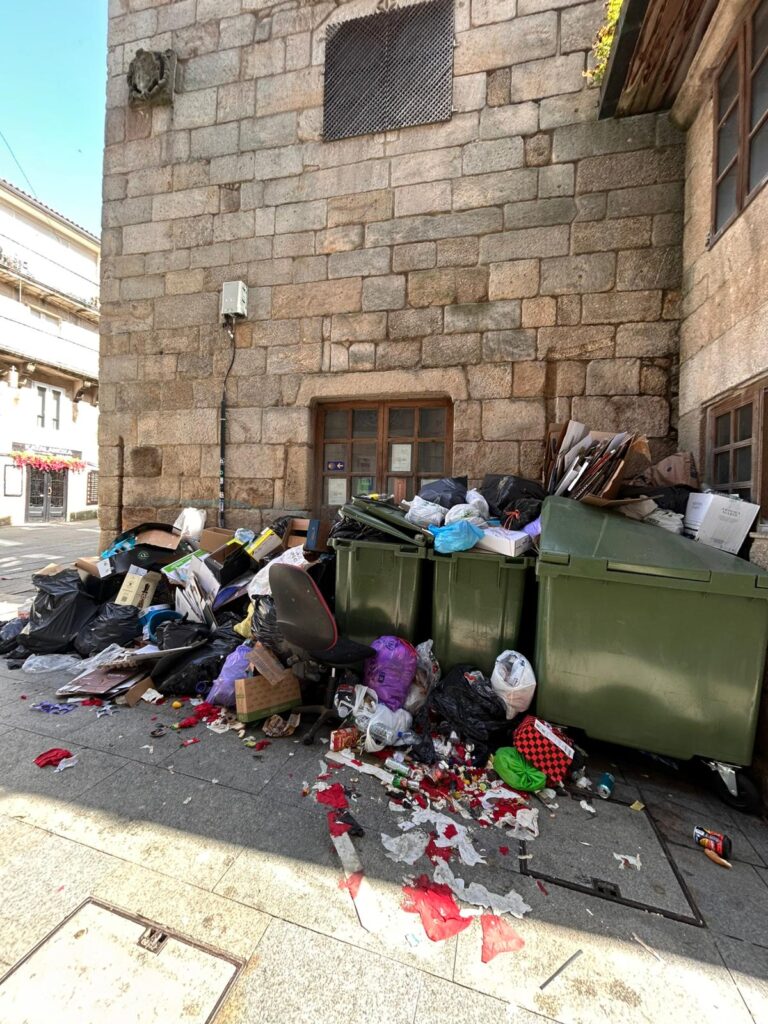 Cuarto día de folga do lixo en Vigo con máis dun millón de quilos sen recoller, ás portas do desfile militar con presenza dos Reis