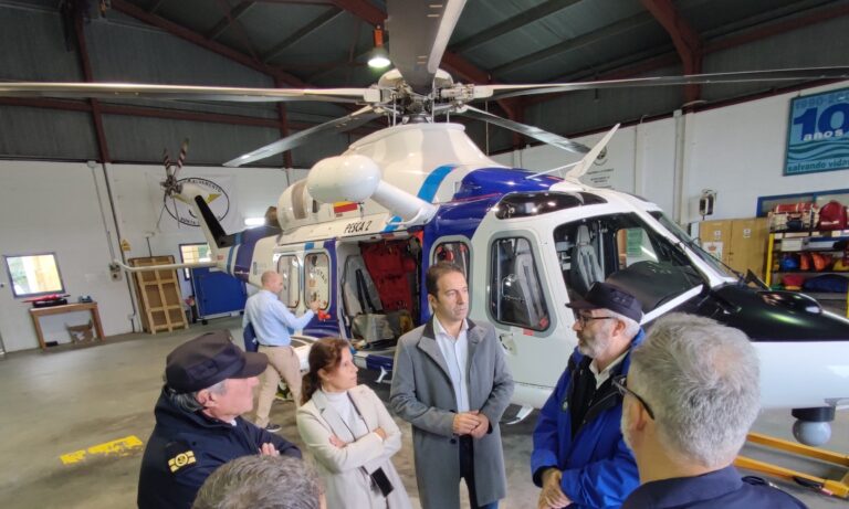 Bombeiros de Bueu e helicóptero salvamento dende Viveiro para acudir a un rescate en montaña en Gondomar