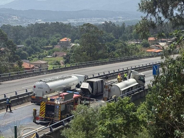 Reabre un carril da AP-9 en Mos tras o envorco dun camión con 32.000 litros de gasóleo