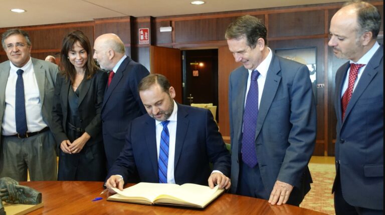 O PP de Vigo esixe retirar a firma de Ábalos do Libro de Honra tras a súa condena a 24 anos de prisión