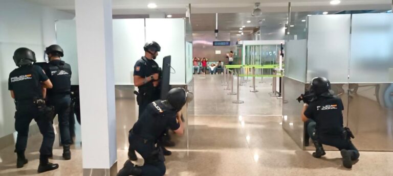 Peinador acolle un simulacro dun atentado terrorista con reféns na terminal