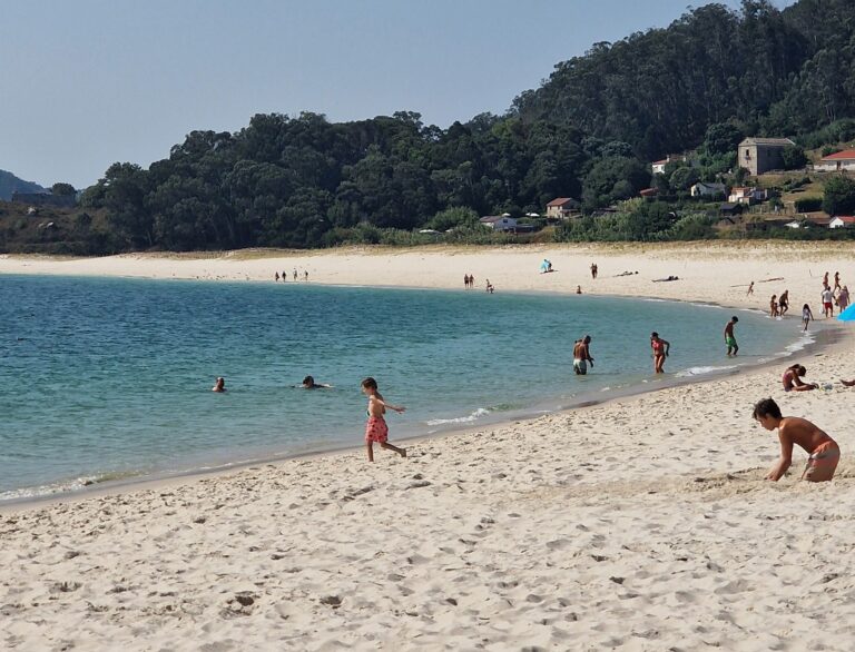 A auga das praias de Rodas e Figueiras das Illas Cíes xa é apta para o baño