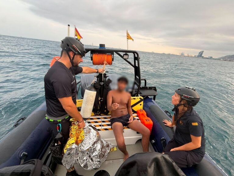 Detido en Barcelona un home rescatado no mar que tiña unha orde de arresto dun xulgado de Vigo
