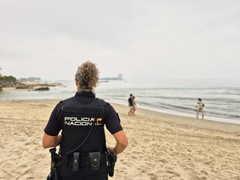 Rescatan unha bañista arrastrada pola corrente en Samil