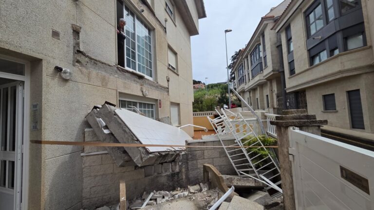 Susto en Nigran tras a caída de dous balcóns dun edificio de Playa América