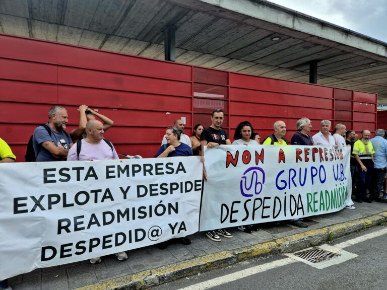 Protesta ante Stellantis polo despedimento dunha traballadora dunha auxiliar candidata ás eleccións sindicais