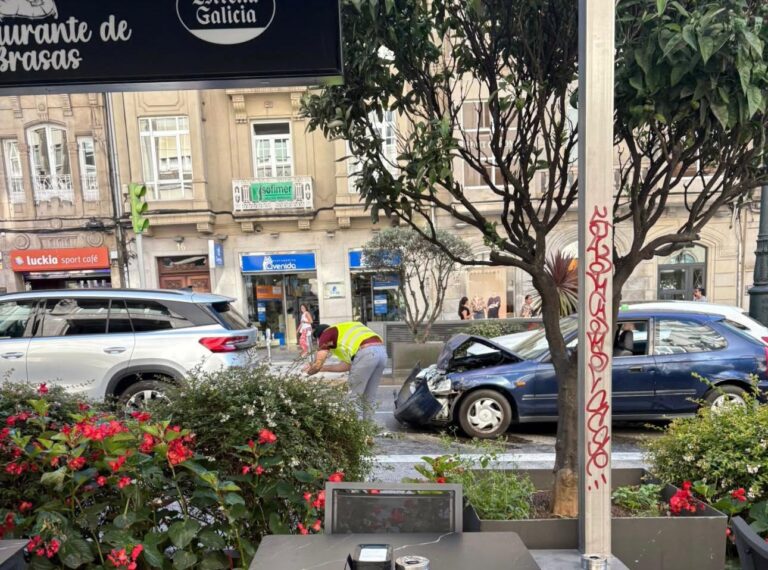 Unha colisión entre dous coches deixa polo menos unha persoa ferida no centro de Vigo