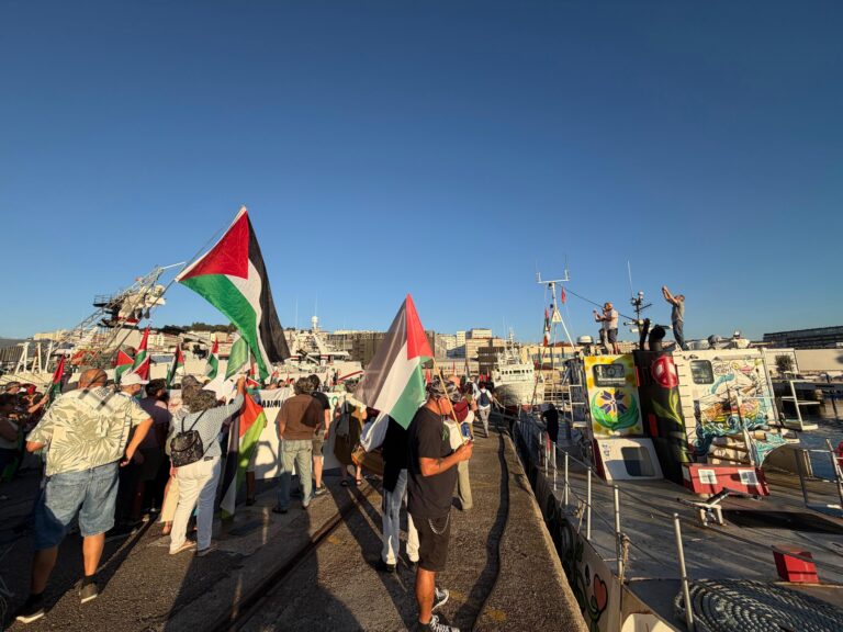 Arredor de 200 persoas reciben en Vigo o buque “Kate Tenacity” da Flotilla da Liberdade rumbo a Gaza