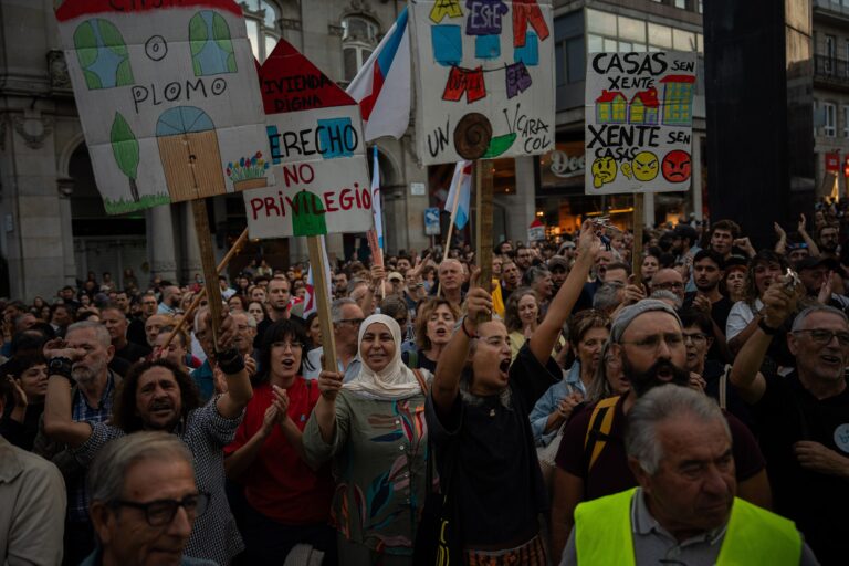 Centos de persoas saen á rúa en Vigo contra a crise da vivenda: “Nin unha Maricarmen máis”