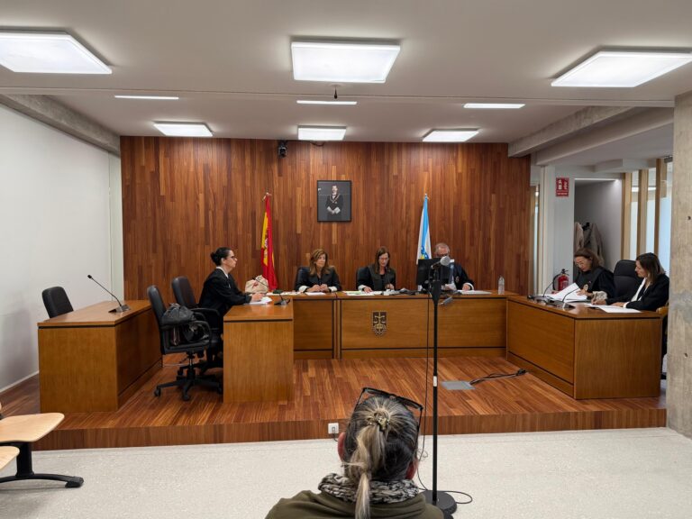 Acepta dous anos de prisión por encerrar cunha cadea e maltratar ao fillo adolescente da súa parella en Vigo