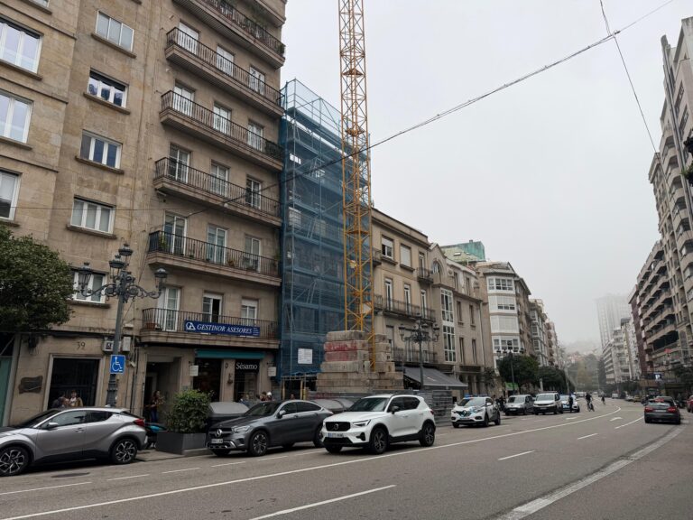 Dous operarios feridos ao desprenderse parte do forxado dun edificio en obras en Vigo