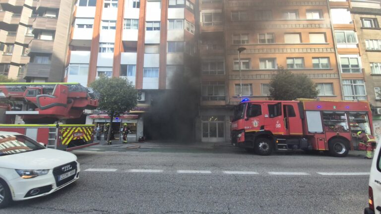Ferido un bombeiro tras sufrir un golpe de calor nun incendio dun garaxe de Vigo