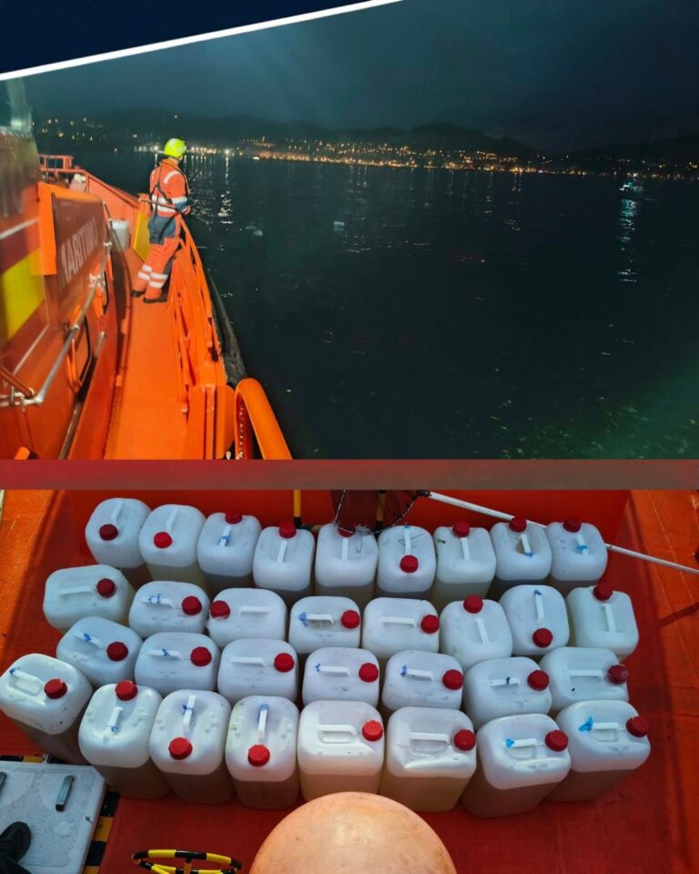 Atopan case 50 garrafas de gasóleo e gasolina flotando na ría de Vigo